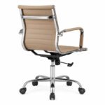 Cadeira Diretor Charles Eames Esteirinha Fendi em vista traseira direita, com base cromada e rodízios