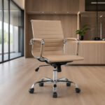 Cadeira Diretor Charles Eames Esteirinha Fendi ambientada em escritório corporativo contemporâneo