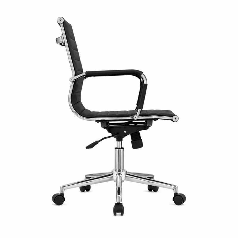 Cadeira Diretor Charles Eames Esteirinha Preta vista pela lateral esquerda, com estrutura e base cromadas