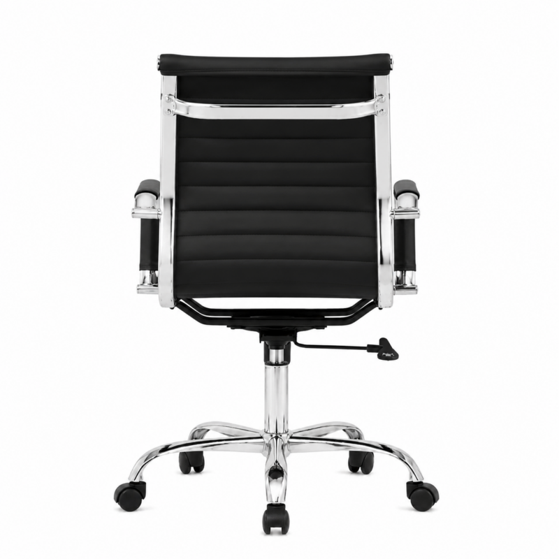 Cadeira Diretor Charles Eames Esteirinha Preta em vista traseira, com encosto, braços e base cromada
