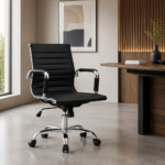 Cadeira Diretor Charles Eames Esteirinha Preta ambientada em sala de reunião com mesa de madeira
