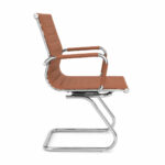 Cadeira Interlocutor Charles Eames Caramelo em vista lateral, com encosto fino, braço cromado e base fixa tubular.