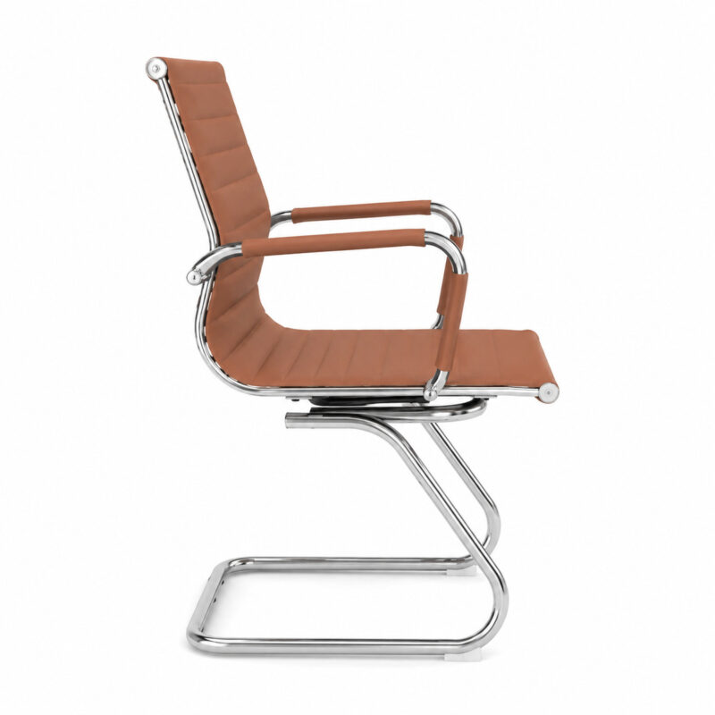 Cadeira Interlocutor Charles Eames Caramelo em vista lateral, com encosto fino, braço cromado e base fixa tubular.