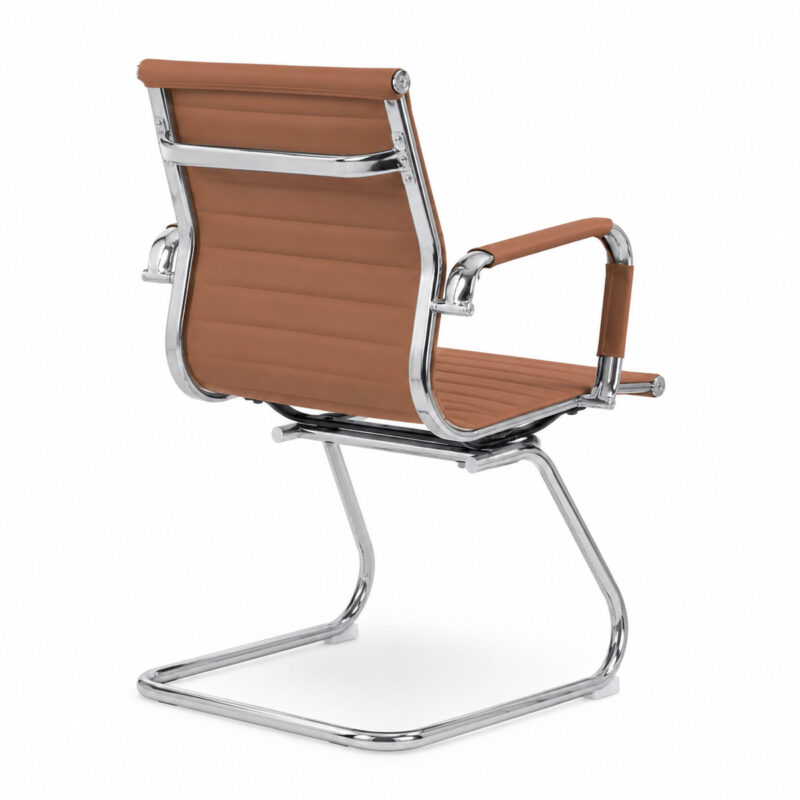 Cadeira Interlocutor Charles Eames Caramelo em vista traseira inclinada, com encosto revestido e estrutura cromada.
