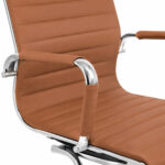 Close do encosto da Cadeira Charles Eames Caramelo com revestimento e acabamento em faixas horizontais.