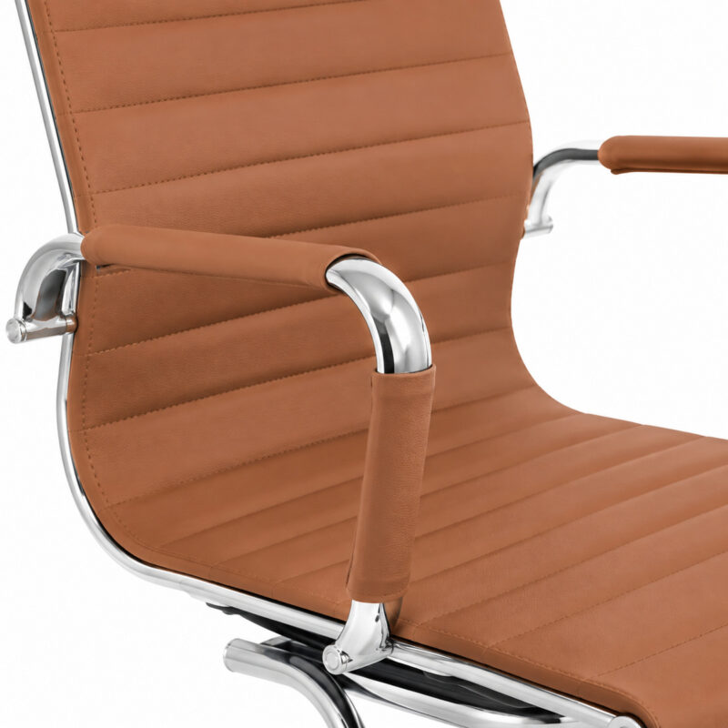 Close do encosto da Cadeira Charles Eames Caramelo com revestimento e acabamento em faixas horizontais.