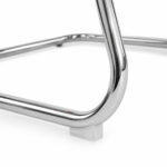Close inferior da Cadeira Charles Eames Caramelo mostrando a ligação do assento com a base fixa cromada.
