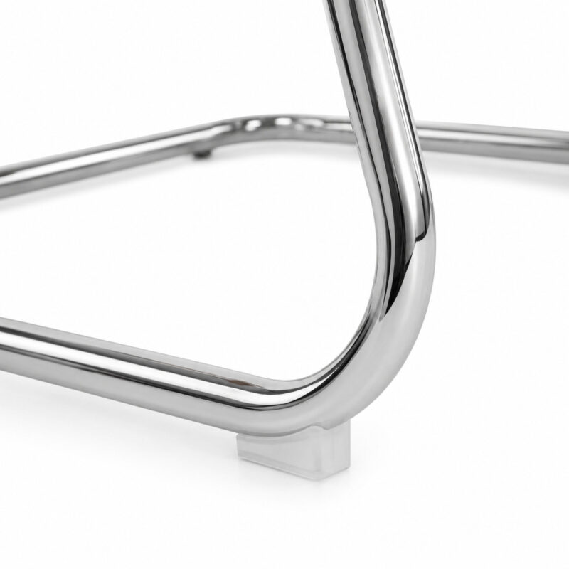 Close inferior da Cadeira Charles Eames Caramelo mostrando a ligação do assento com a base fixa cromada.