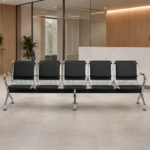 Longarina Aeroporto Estofada de 5 Lugares instalada em sala de espera de clínica ou consultório.