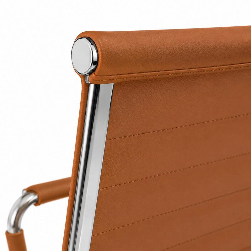 Detalhe de fixação da Cadeira Charles Eames entre assento, braço cromado e estrutura metálica fixa.