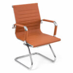 Close do assento da Cadeira Charles Eames Esteirinha Caramelo com revestimento e acabamento horizontal.