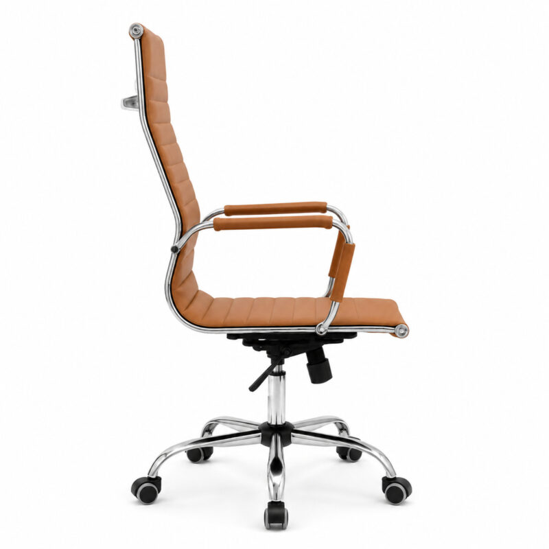 Cadeira Presidente Charles Eames Esteirinha Caramelo em vista lateral, com braço cromado e base giratória.