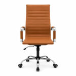 Cadeira Presidente Charles Eames Esteirinha Caramelo em vista frontal, com encosto alto e base cromada.