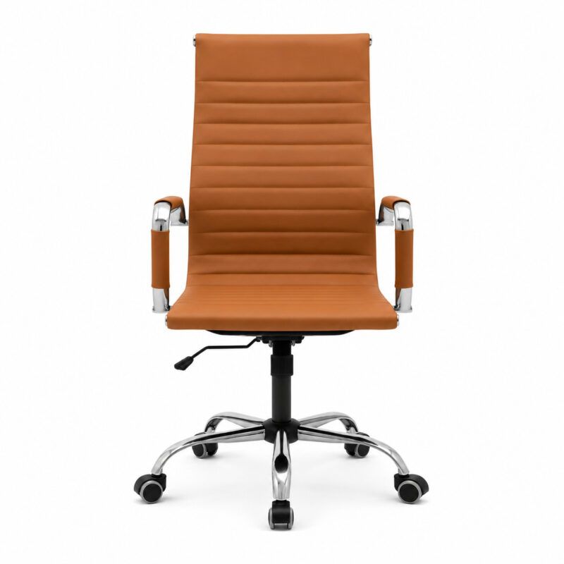 Cadeira Presidente Charles Eames Esteirinha Caramelo em vista frontal, com encosto alto e base cromada.
