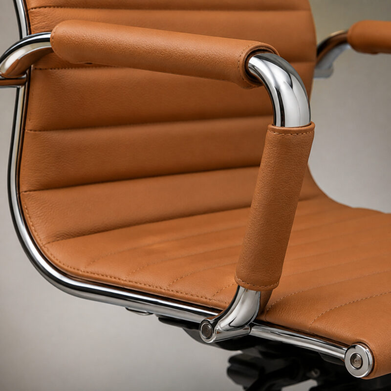 Cadeira Presidente Charles Eames Esteirinha Caramelo em vista traseira pelo lado direito, com braços e base cromados.