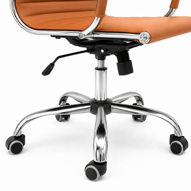 Cadeira Presidente Charles Eames Esteirinha Caramelo em vista lateral direita, com base cromada e rodízios.