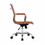 Cadeira Diretor Charles Eames Caramelo em vista traseira esquerda, com estrutura cromada aparente