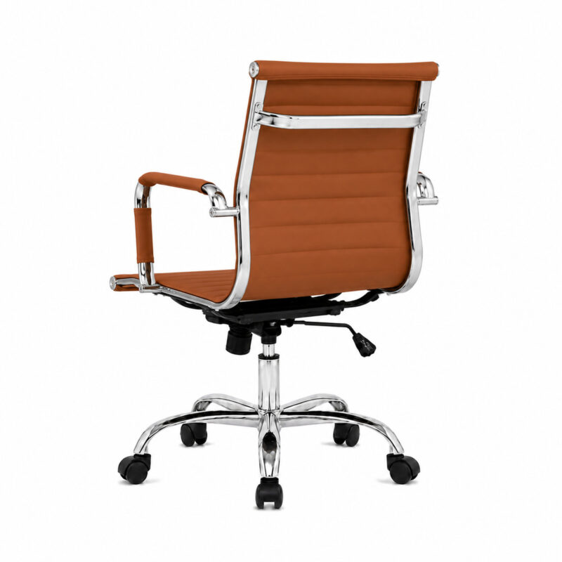 Cadeira Diretor Charles Eames Esteirinha Caramelo em vista traseira, com base cromada e rodízios
