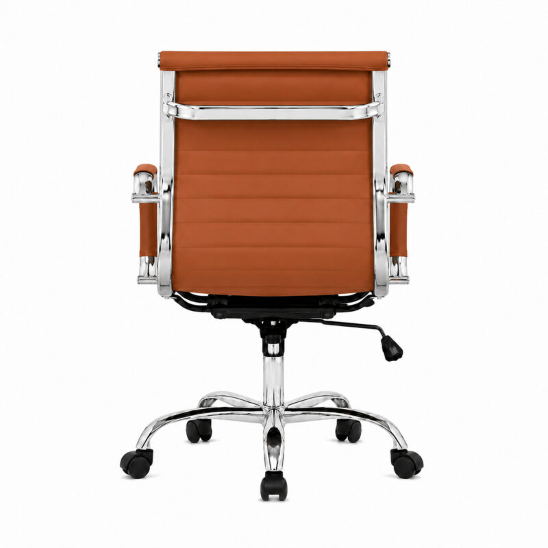 Cadeira Diretor Charles Eames Caramelo em vista traseira direita, com braços e base cromada