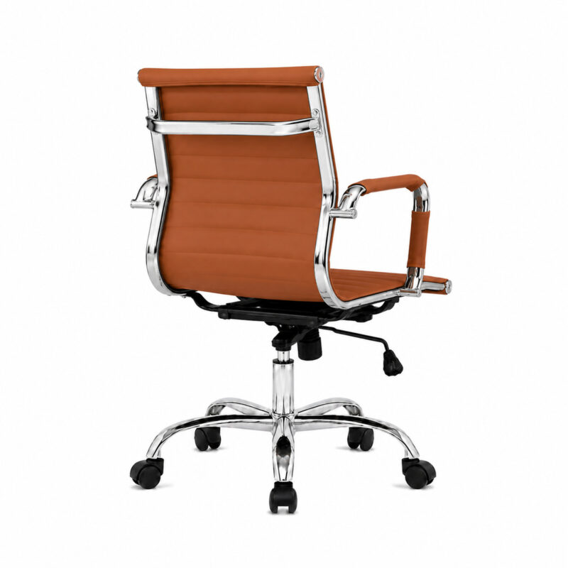 Cadeira Diretor Charles Eames Caramelo vista pela lateral direita, com braço e base cromada