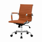 Cadeira Diretor Charles Eames Caramelo em vista frontal direita, com acabamento cromado