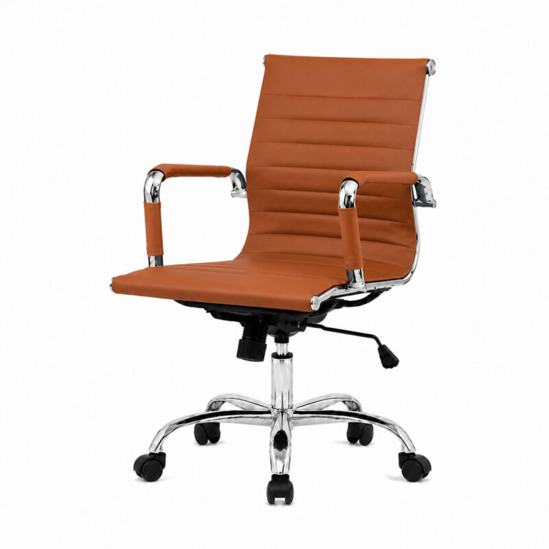 Cadeira Diretor Charles Eames Caramelo em vista frontal direita, com acabamento cromado