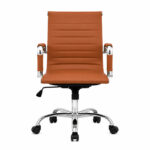 Cadeira Diretor Charles Eames Caramelo em vista frontal, com braços cromados e base com rodízios