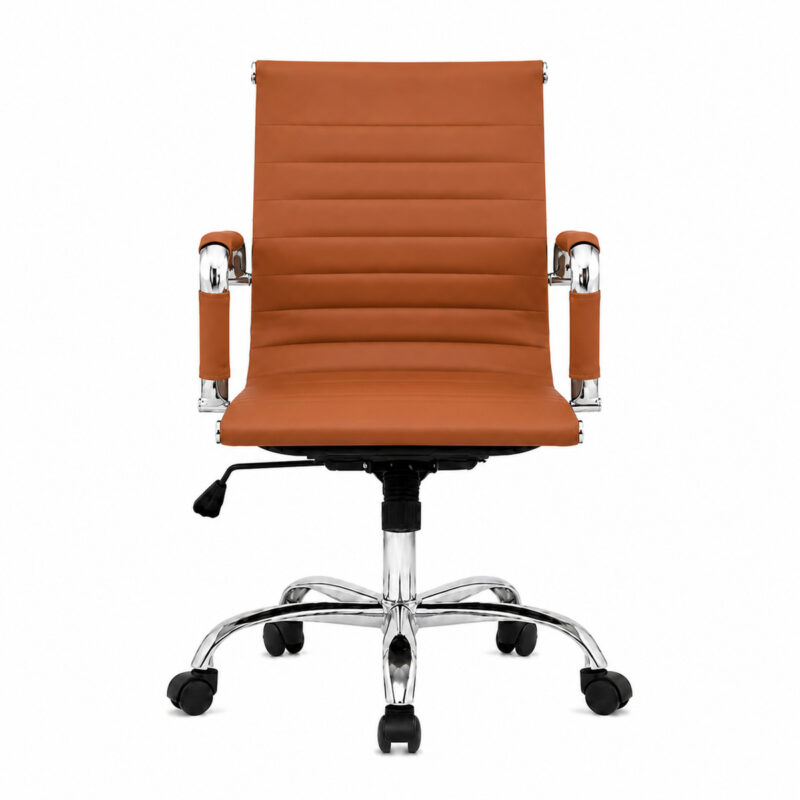 Cadeira Diretor Charles Eames Caramelo em vista frontal, com braços cromados e base com rodízios