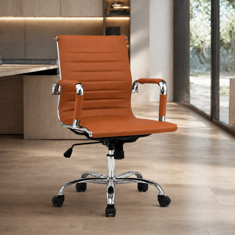 Cadeira Diretor Charles Eames Caramelo ambientada em escritório executivo contemporâneo