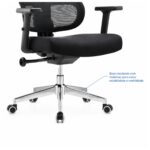 Imagem técnica da base cromada e dos rodízios da cadeira presidente ergonômica preta.