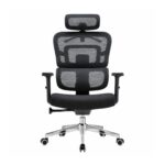 Cadeira presidente ergonômica preta em enquadramento frontal complementar com encosto em tela e apoio de cabeça.
