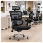 Cadeira presidente ergonômica preta em escritório moderno ou coworking profissional.