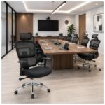 Cadeira presidente ergonômica preta aplicada em sala de reunião corporativa ou diretoria.