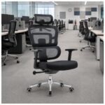 Cadeira presidente ergonômica preta em escritório operacional, call center ou ambiente open space.
