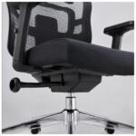 Macro técnico das junções entre encosto, apoio lombar e estrutura da cadeira presidente ergonômica preta.