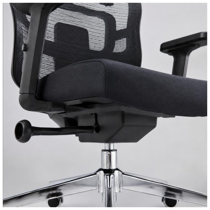 Macro técnico das junções entre encosto, apoio lombar e estrutura da cadeira presidente ergonômica preta.