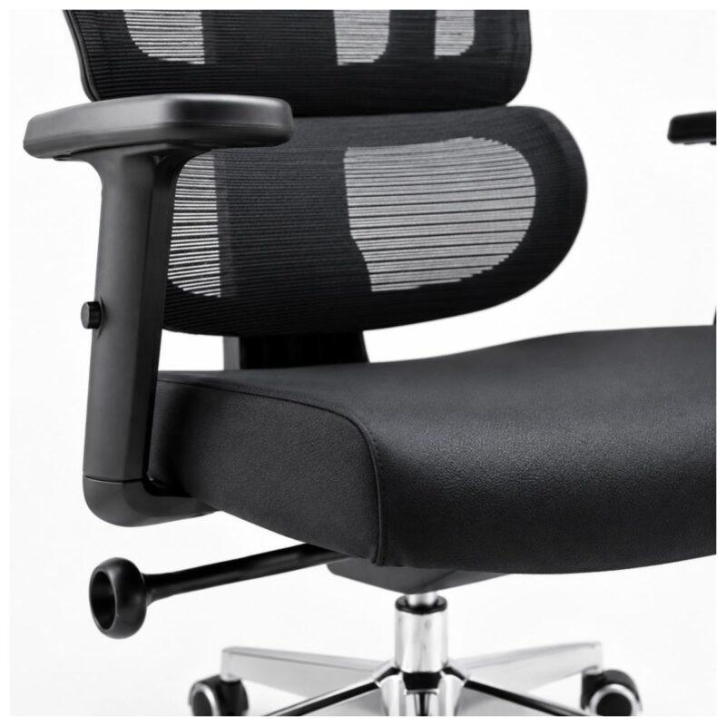 Macro comercial do assento preto estofado da cadeira presidente ergonômica giratória.