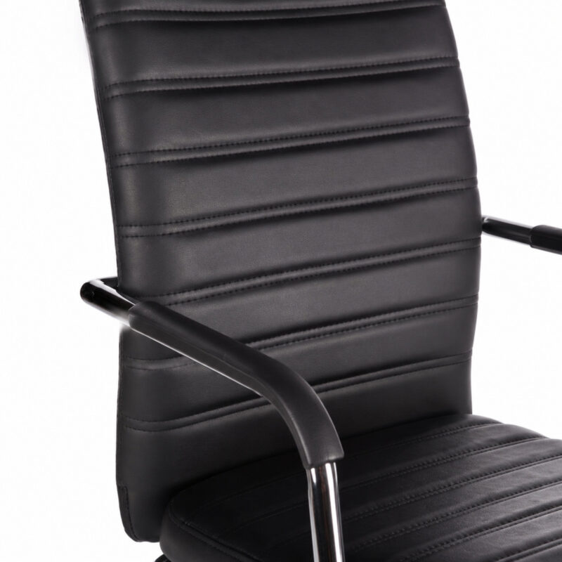 Close do encosto estofado da Poltrona Interlocutor Atreus preta com revestimento em corino.