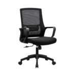 Cadeira de Escritório Presidente Ergonômica preta em vista três quartos, com encosto telado e base giratória.