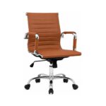 Cadeira Diretor Charles Eames Esteirinha Caramelo em vista frontal esquerda, com braços e base cromada