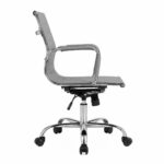 Cadeira Diretor Charles Eames Esteirinha Cinza vista pela lateral esquerda, com estrutura cromada