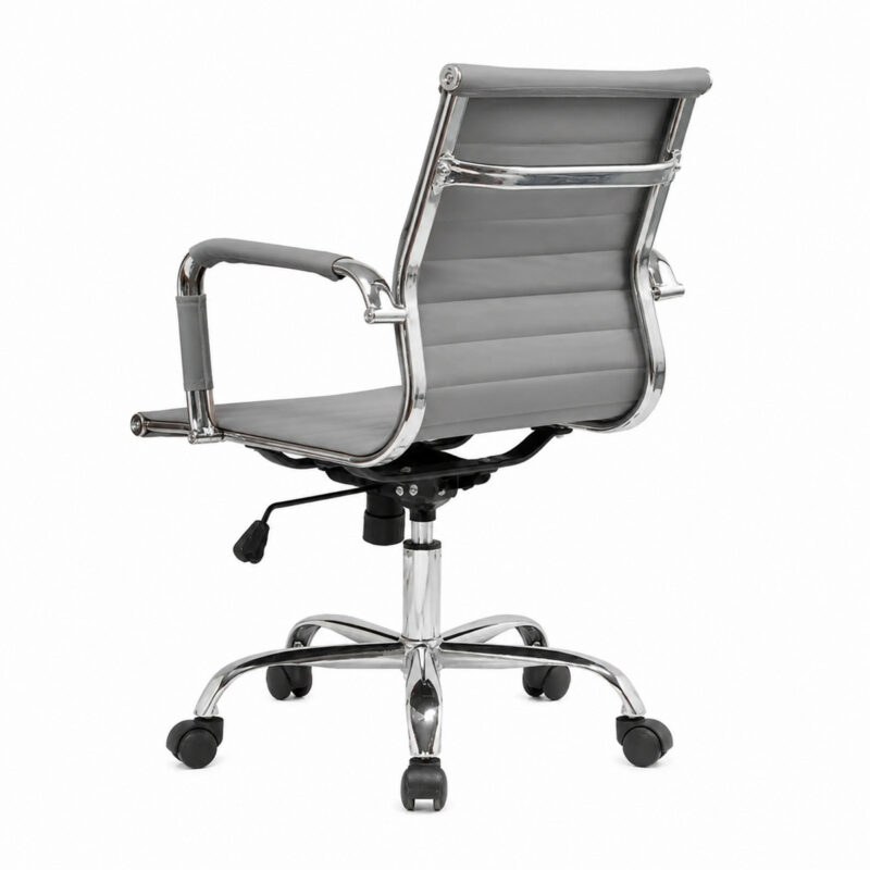 Cadeira Diretor Charles Eames Esteirinha Cinza em vista traseira esquerda, com estrutura cromada aparente