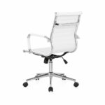 Cadeira Diretor Charles Eames Esteirinha Branca em vista traseira direita, com base cromada e rodízios