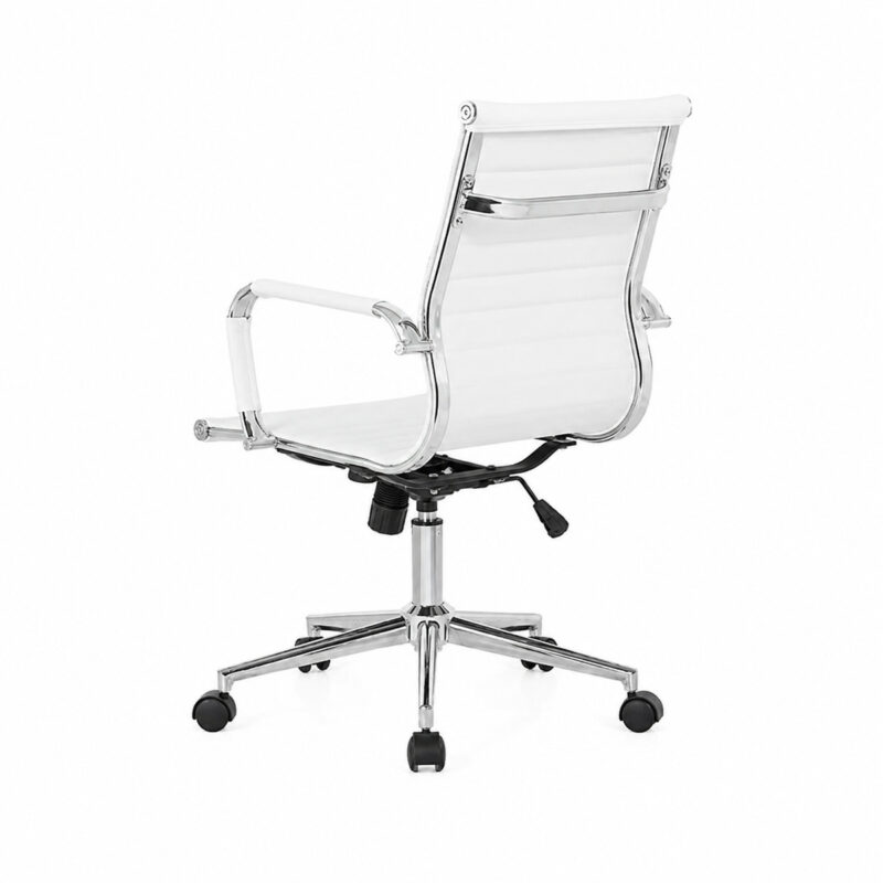 Cadeira Diretor Charles Eames Esteirinha Branca em vista traseira direita, com base cromada e rodízios