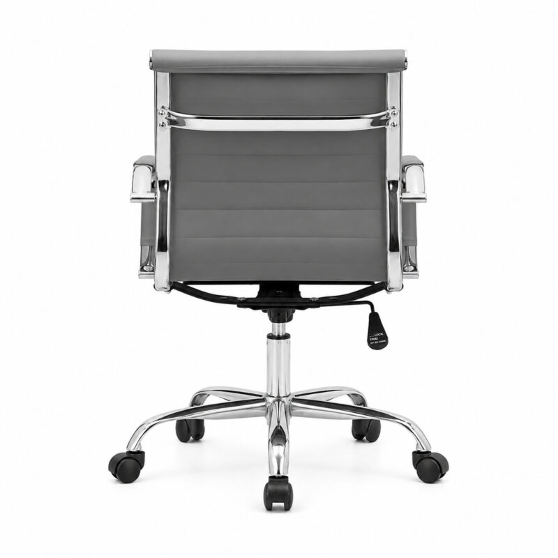 Cadeira Diretor Charles Eames Esteirinha Cinza em vista traseira, com braços e base cromada