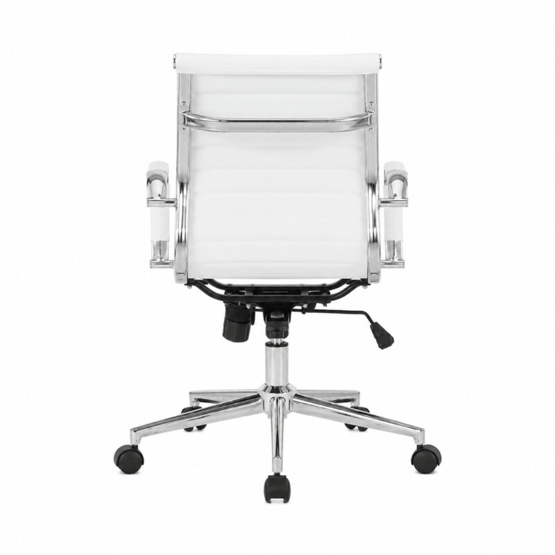 Cadeira Diretor Charles Eames Esteirinha Branca em vista traseira, com braços e base cromada