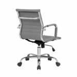 Cadeira Diretor Charles Eames Esteirinha Cinza em vista traseira direita, com base cromada e rodízios