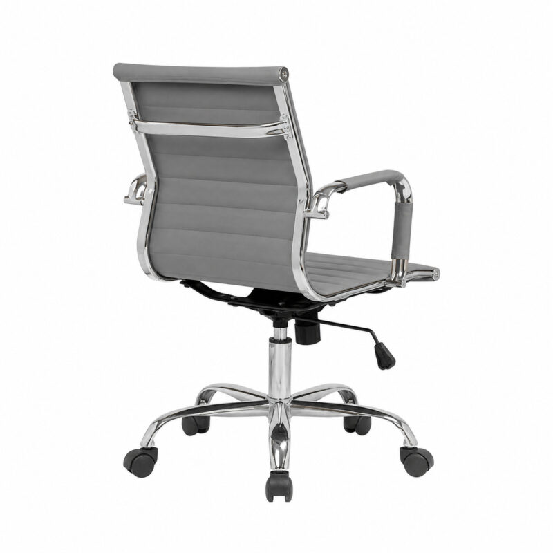 Cadeira Diretor Charles Eames Esteirinha Cinza em vista traseira direita, com base cromada e rodízios