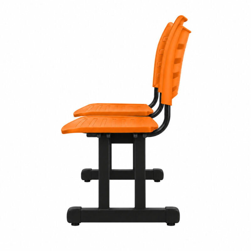 Vista lateral direita da longarina plástica laranja de 2 lugares com assentos curvados e estrutura metálica.
