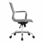 Cadeira Diretor Charles Eames Esteirinha Cinza vista pela lateral direita, com braço e base cromada